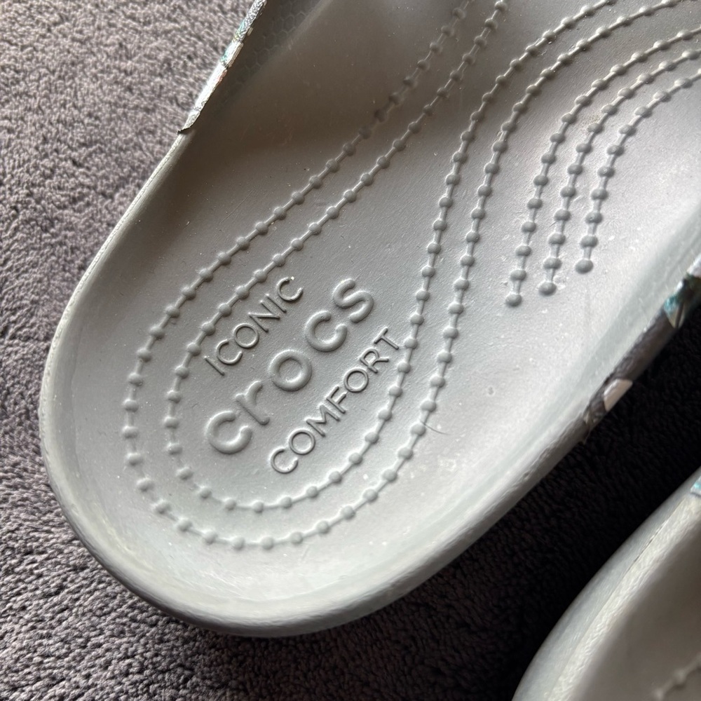 Crocs Women’s Gray Floral Flip Flops Size 9 - Picture 3 of 5